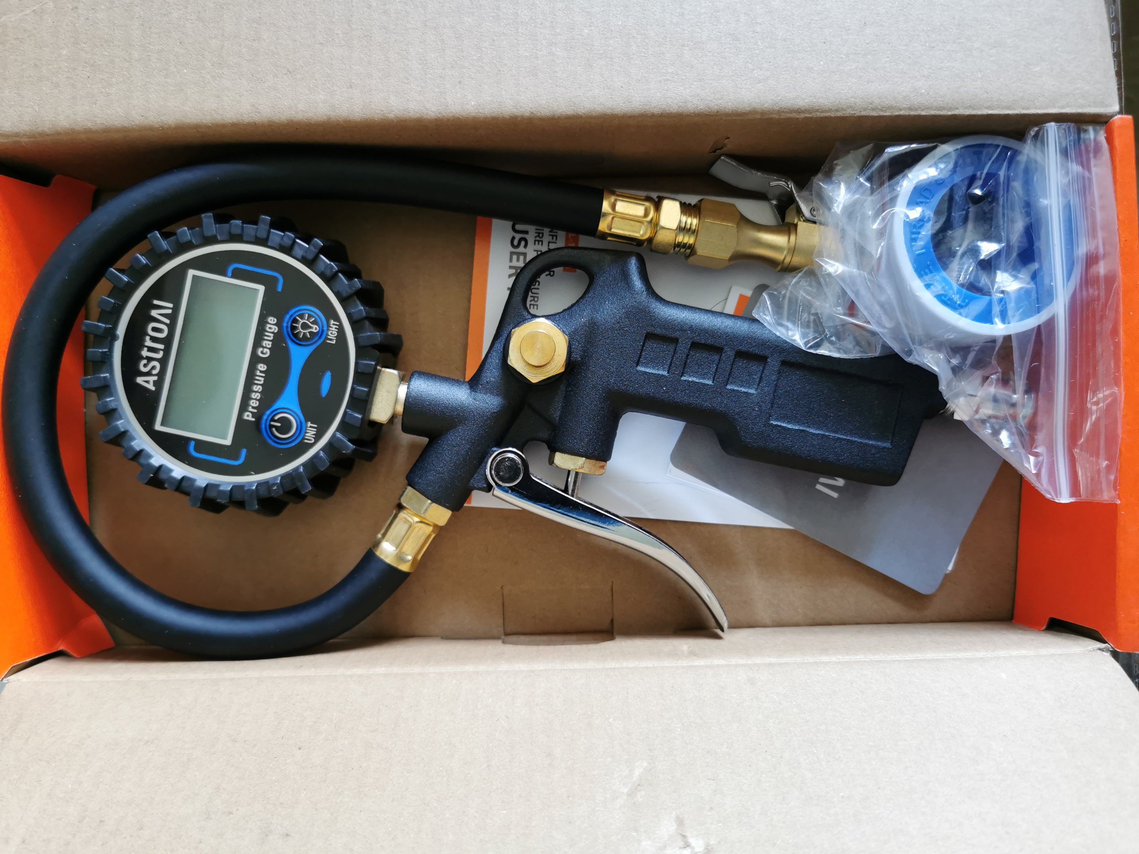 Pistolet do Pompowania z Manometrem LCD – 0–250 PSI, 4 Jednostki, Zawór Odpowietrzający