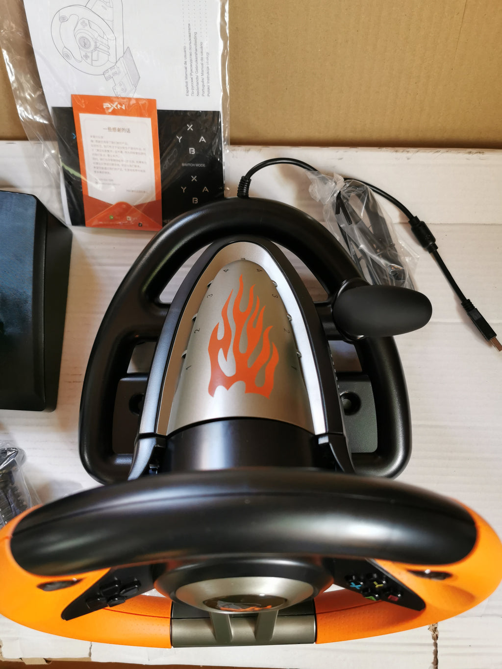 Kierownica Gamingowa PXN V3 Pro   z Pedałami – 180°, Wibracje, Paddle Shift – Pomarańczowa