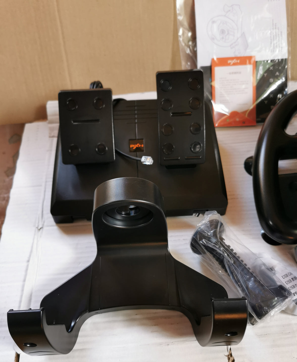 Kierownica Gamingowa PXN V3 Pro   z Pedałami – 180°, Wibracje, Paddle Shift – Pomarańczowa