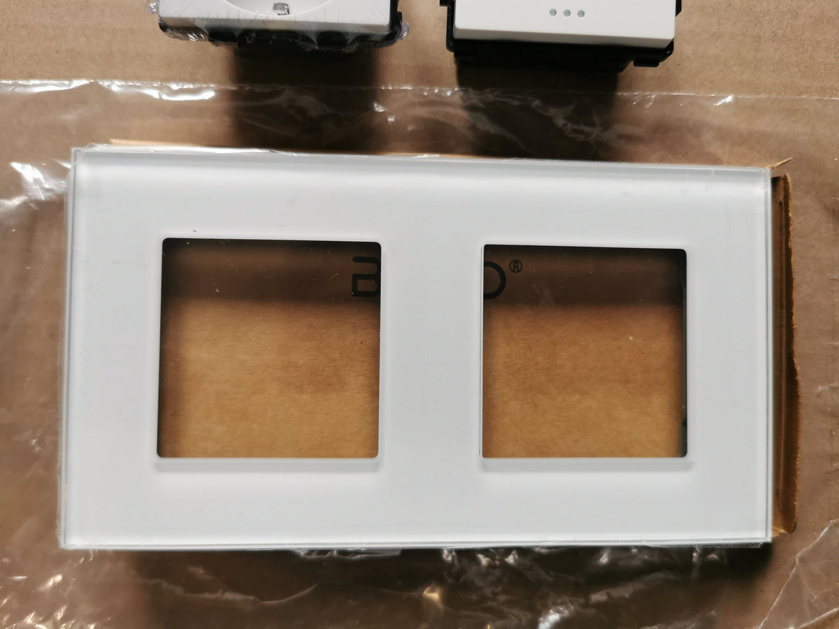 Włącznik światła z gniazdem Schuko i portami USB Nowoczesny podtynkowy – Biały