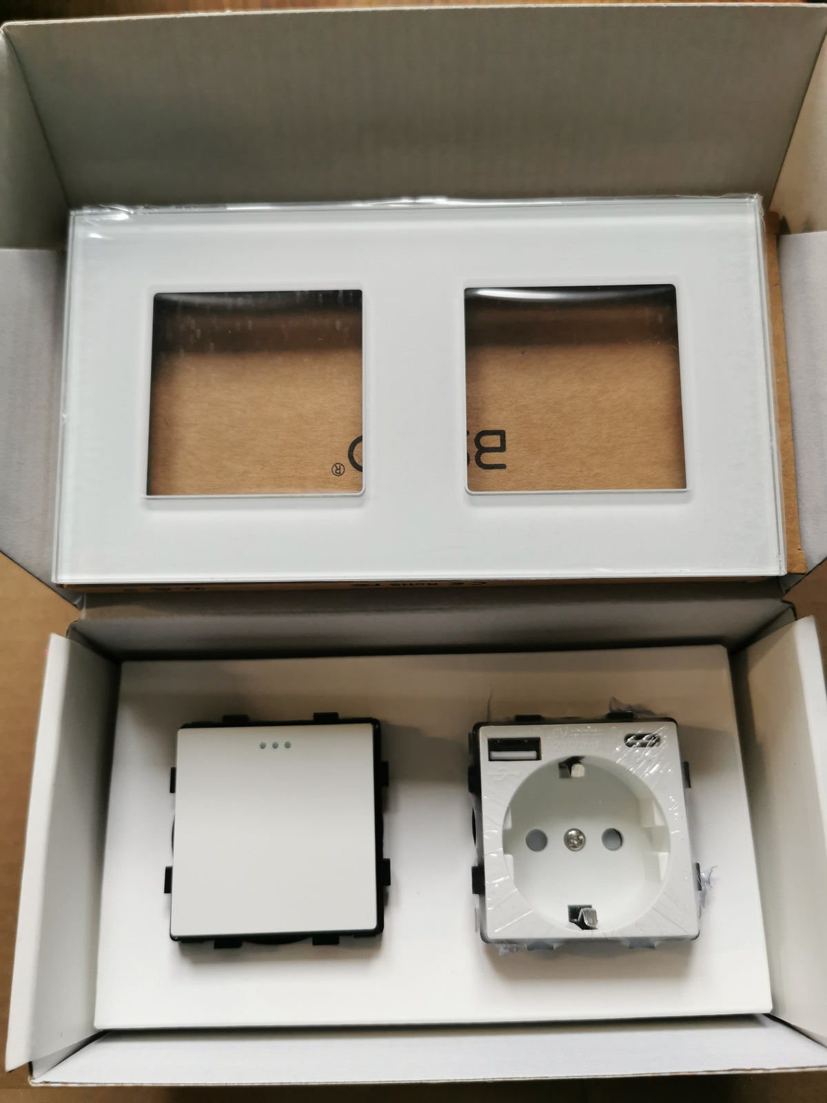 Włącznik światła z gniazdem Schuko i portami USB Nowoczesny podtynkowy – Biały